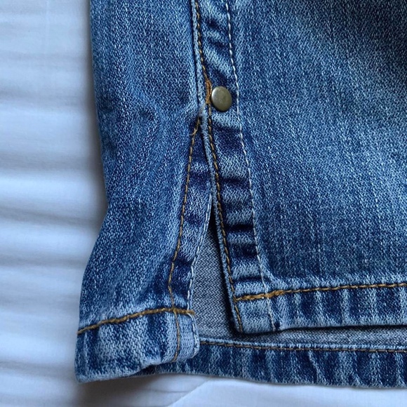 D. Jeans women's jean mini/mid-thigh skirt with side slits and pockets, size 3 - Picture 2 of 4
